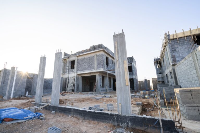 البناء الذاتي: مرجع لمعرفة المزايا، العيوب، وحساب التكلفة